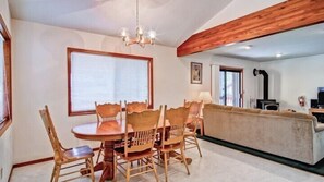 Mökki (Yosemite Pines) | Ruokailu omassa huoneessa