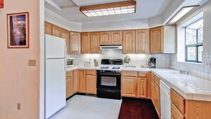 Cabin (Yosemite Pines) | Private kitchen