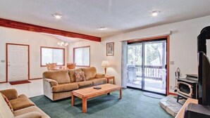 Cabin (Yosemite Pines) | Living room