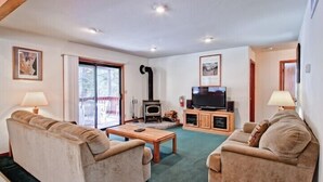 Cabin (Yosemite Pines) | Living room