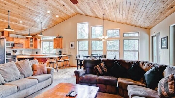 Cabaña (Yosemite Summit & Little Summit) | Área de sala de estar | Televisión y chimenea