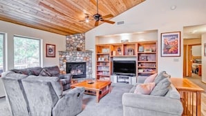 Cabin (Yosemite Summit & Little Summit) | Living room | TV, fireplace - Scenic Wonders Yosemite Summit 5 Bedroom (Yosemite National Park)