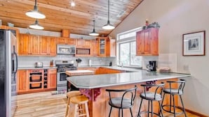 Cabin (Yosemite Summit & Little Summit) | Private kitchen | Coffee/tea maker, full-sized fridge, microwave, oven - Scenic Wonders Yosemite Summit 5 Bedroom (Yosemite National Park)