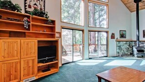 Kabin (Yosemite View) | Ruang keluarga | TV layar datar dan perapian