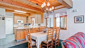 Kabin (Yosemite View) | Dapur pribadi | Mesin pembuat kopi/teh, lemari es besar, microwave, dan oven