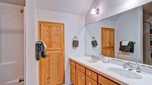 Bathroom - Scenic Wonders Yosemite View 3 Bedrooms (Yosemite National Park)