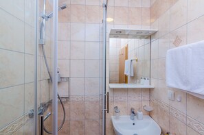 Badewanne, Haartrockner, Handtücher