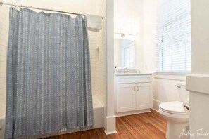 Combined shower/bathtub, towels - Double Condo with pool at North Beach for big families! (Tybee Island)
