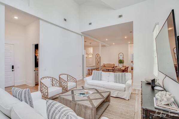 Smart-TV, Tischfußball, Tischtennisplatte