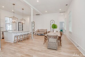 Smart-TV, Tischfußball, Tischtennisplatte