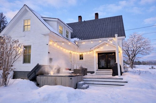 Woodbridge Inn · 6BR Historic Charm✦Riverfront✦Hot Tub✦Close to Ski