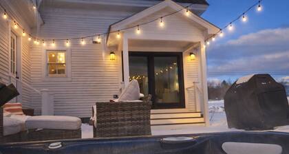 Woodbridge Inn · 6BR Historic Charm✦Riverfront✦Hot Tub✦Close to Ski