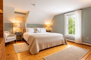 Schreibtisch, Bügeleisen/Bügelbrett, Reisekinderbett, WLAN