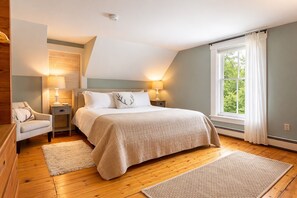 Bureau, fer et planche à repasser, lit parapluie, Wi-Fi