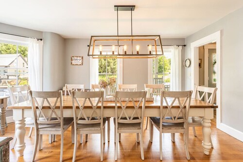 Woodbridge Inn · 6BR Historic Charm✦Riverfront✦Hot Tub✦Close to Ski