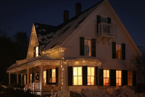 Woodbridge Inn · 6BR Historic Charm✦Riverfront✦Hot Tub✦Close to Ski