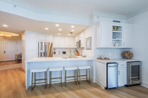 Microondas, lavavajillas, cafetera y tetera y tostadora 