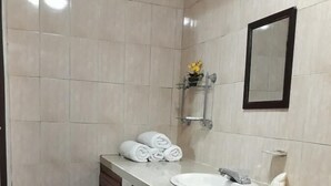 Shower, rainfall showerhead, towels, soap - Hotel Los Rivera (David)
