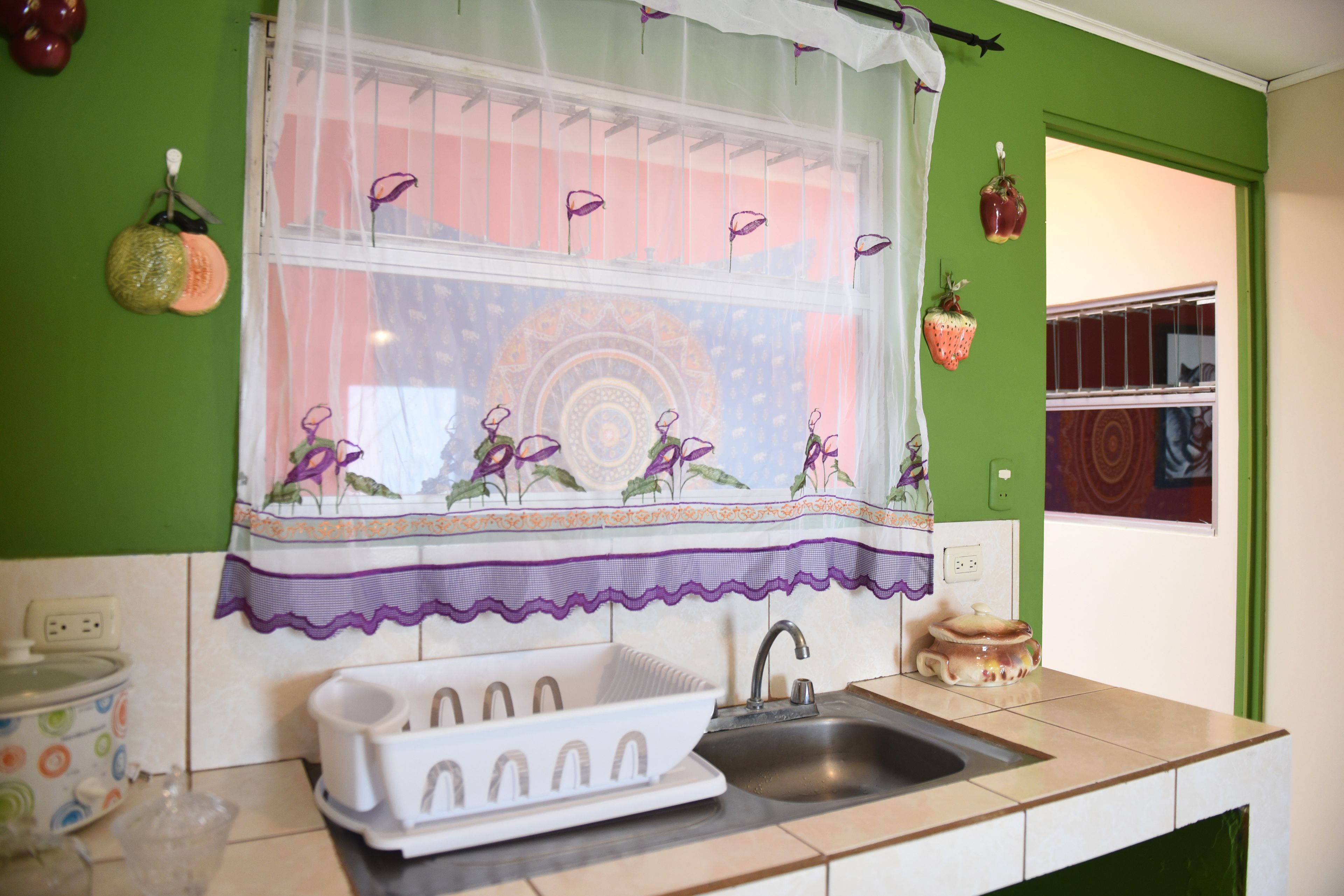 Refrigerador, mesa de comedor