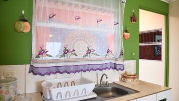 Refrigerador, mesa de comedor