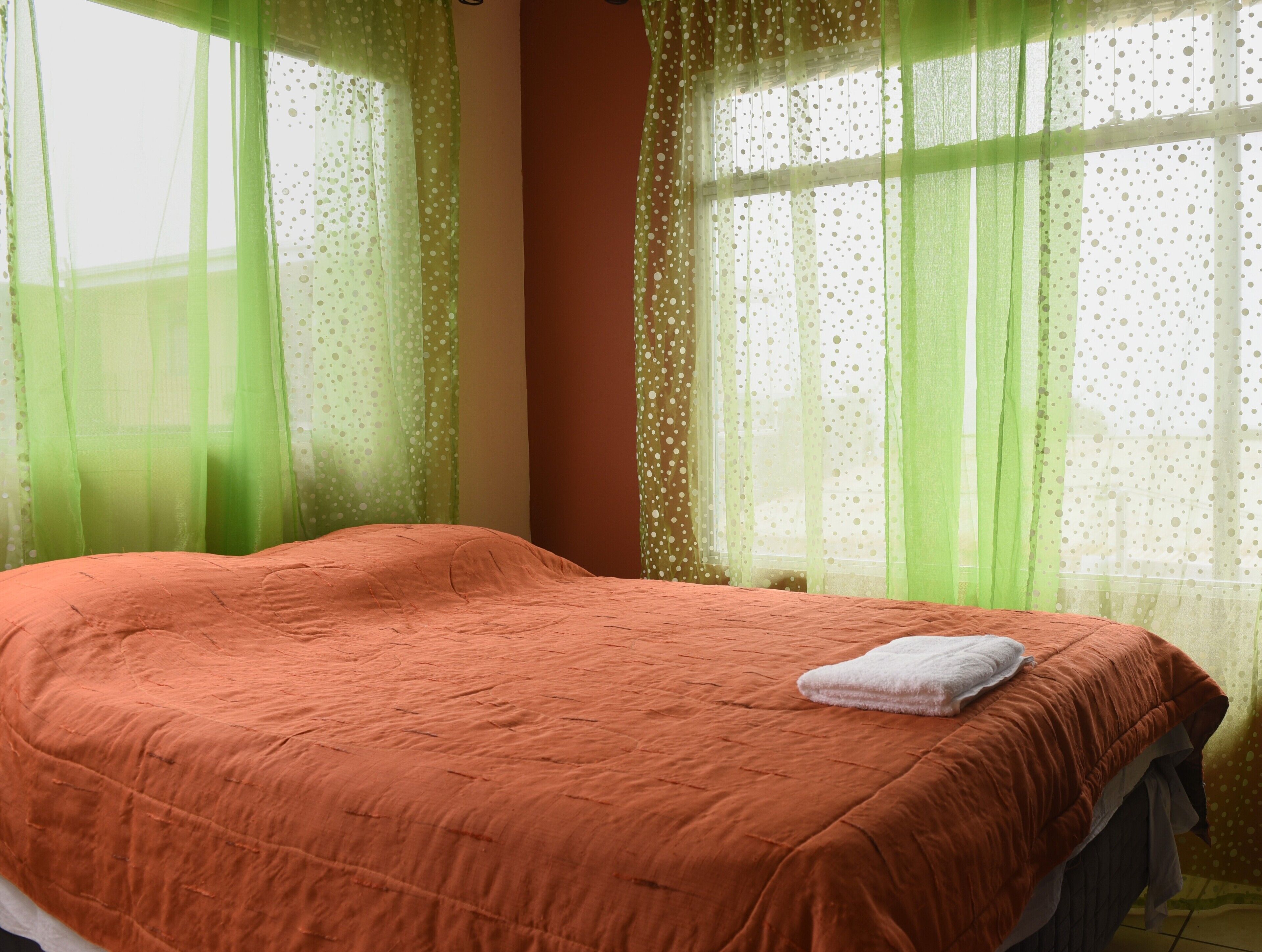 2 habitaciones, decoración personalizada y muebles diferentes 