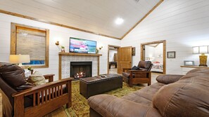 Smart TV, fireplace, foosball - The Green Retreat-Pool Table, Foosball/Shuffleboard Tables, Playground Set (Broken Bow)