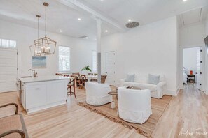 Télévision, jeux vidéo, baby-foot, table de tennis de table