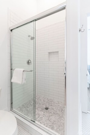 Ensemble douche/baignoire, sèche-cheveux, serviettes fournies