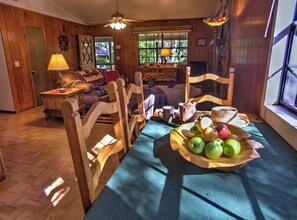 Smart TV, fireplace, books - Adorable Country Cottage, Walk to the Creek and Trails! Dogs Love it! (Sedona)