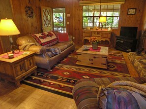 Smart TV, fireplace, books - Adorable Country Cottage, Walk to the Creek and Trails! Dogs Love it! (Sedona)