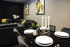 Apartamento premium, 2 quartos | Opções para refeição no quarto