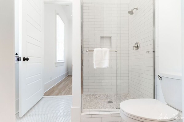 Combined shower/tub, hair dryer, towels