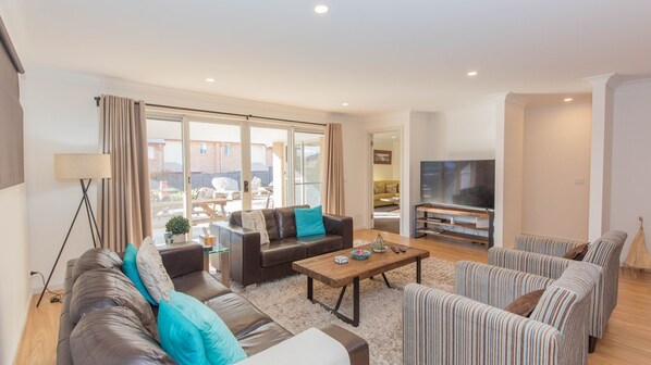 TV - Jindalee 2 - 9 Twynam Street (Jindabyne)