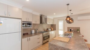 Fridge, microwave, oven, stovetop - Jindalee 2 - 9 Twynam Street (Jindabyne)