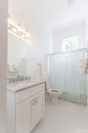 Combined shower/bathtub, hair dryer, towels