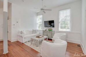 TV, video games, table football, ping pong - The Barracks - Unit 4 (Tybee Island)