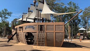 Une structure de jeu sur le thème des pirates, conçue comme un navire, avec une rampe et un toboggan.