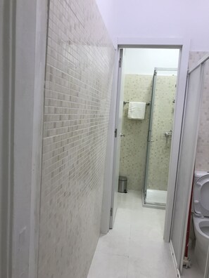 Shower, towels - Charming episode hostel (Lisbon)