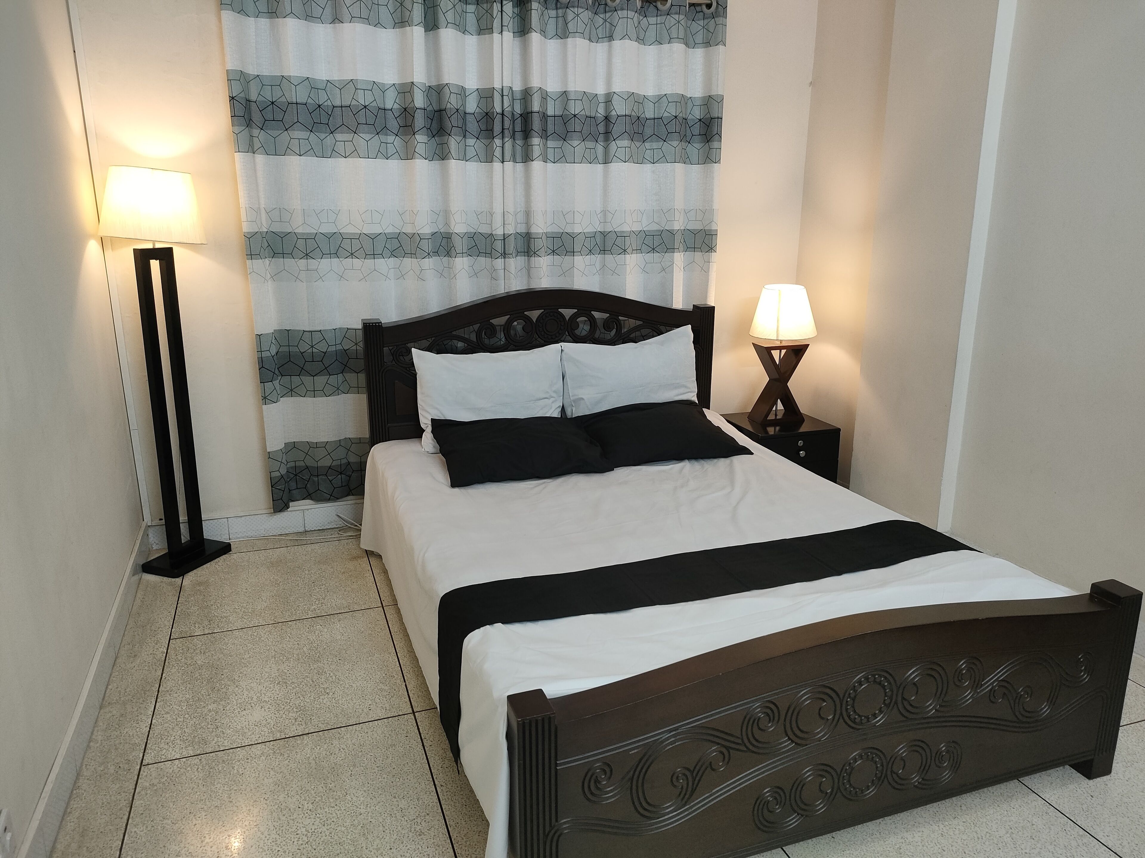 3 chambres, coffres-forts dans les chambres, fer et planche à repasser