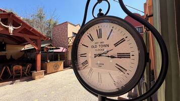 34-inch Smart TV with digital channels, TV, Netflix