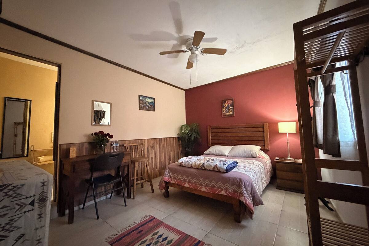 Habitació familiar | Cobrellits, decoració individual, mobiliari individual i escriptori