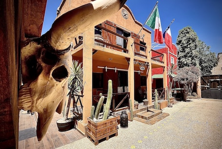 Exterior. Hotel West Refugio