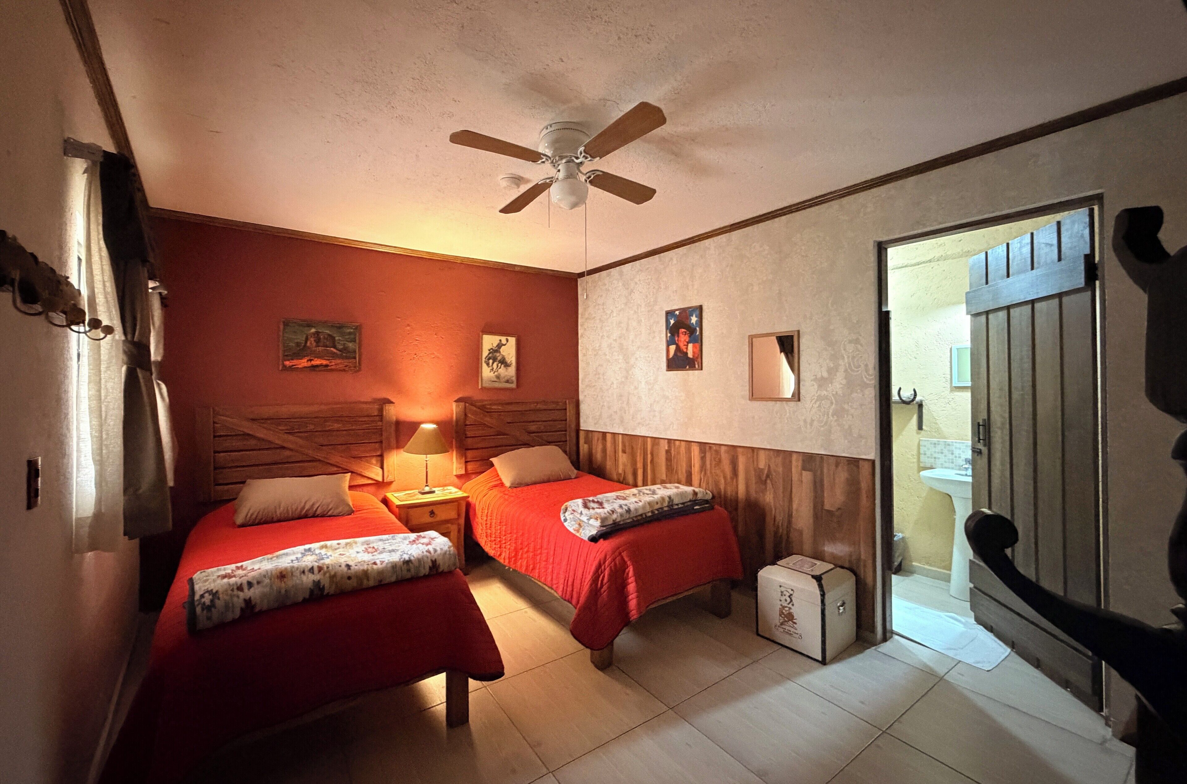 habitacion estandar (pet friendly) | down duvets, individually decorated, individually furnished, desk