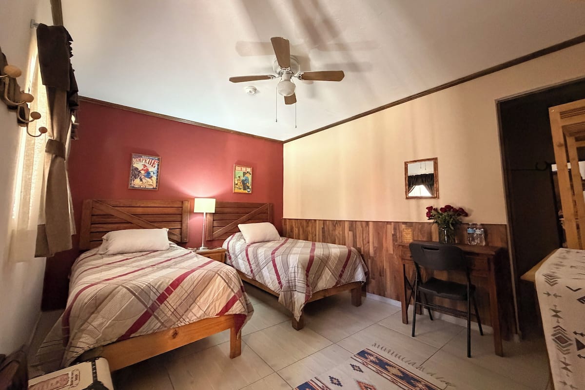 Habitació doble tradicional | Cobrellits, decoració individual, mobiliari individual i escriptori