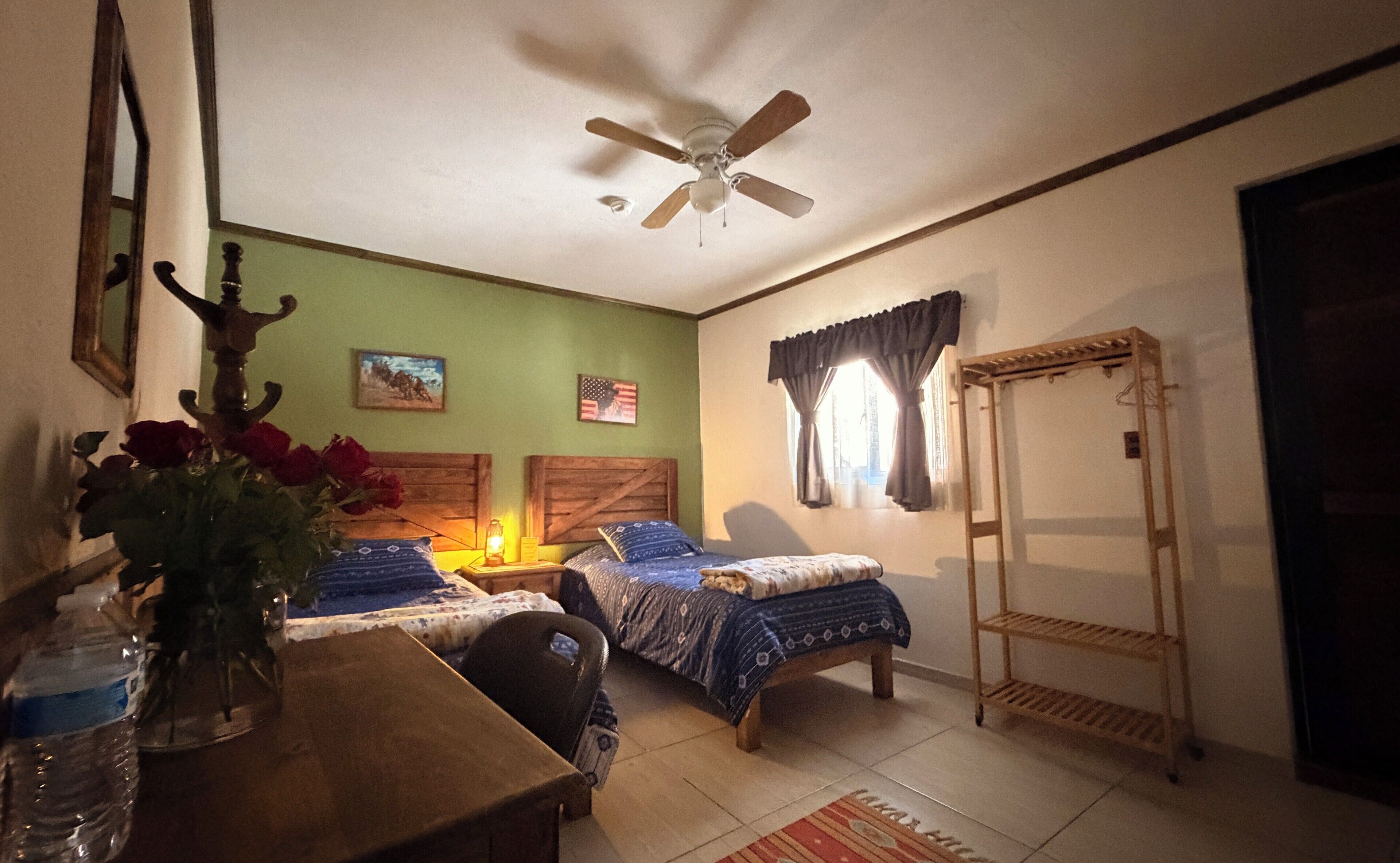 habitación doble individual | down duvets, individually decorated, individually furnished, desk