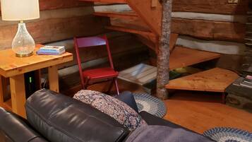 Smart TV, chimenea y libros