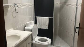 Apartamento Terreo | Banheiro | Chuveiro, papel higiênico