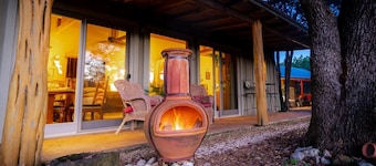 Madrona Casita | Romantic Stay w/ Hot Tub & Views