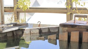 A wooden hot tub with a clear view of the ocean through large windows. - Ruka Antu Ecolodge (Cobquecura)