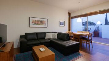 Penthouse exclusivo | Área de sala de estar | Televisión de pantalla plana de 32 pulgadas con canales digitales